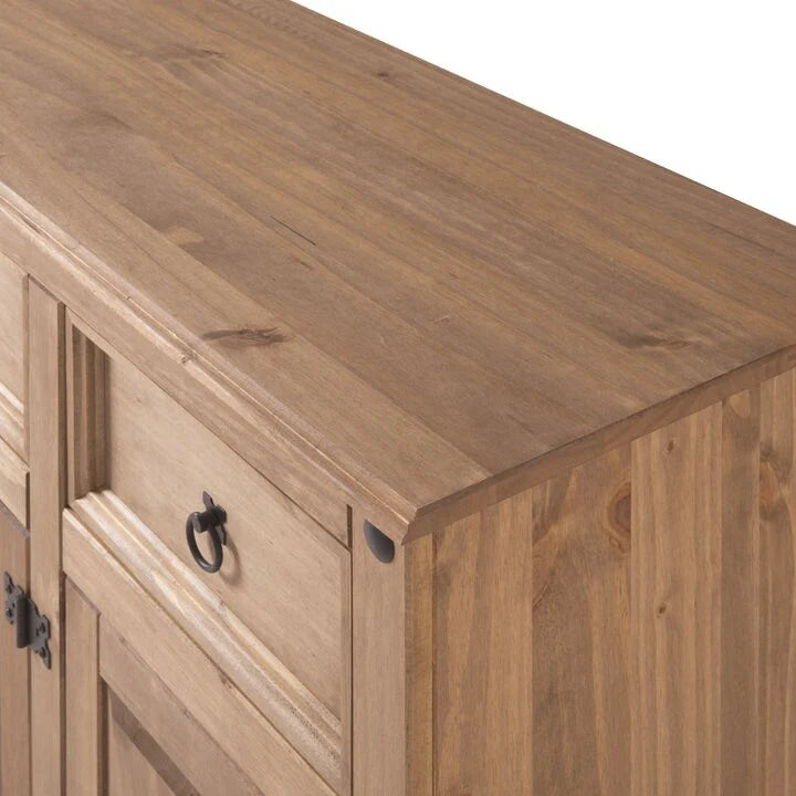 Holz-Sideboard mit Metallbeschlägen