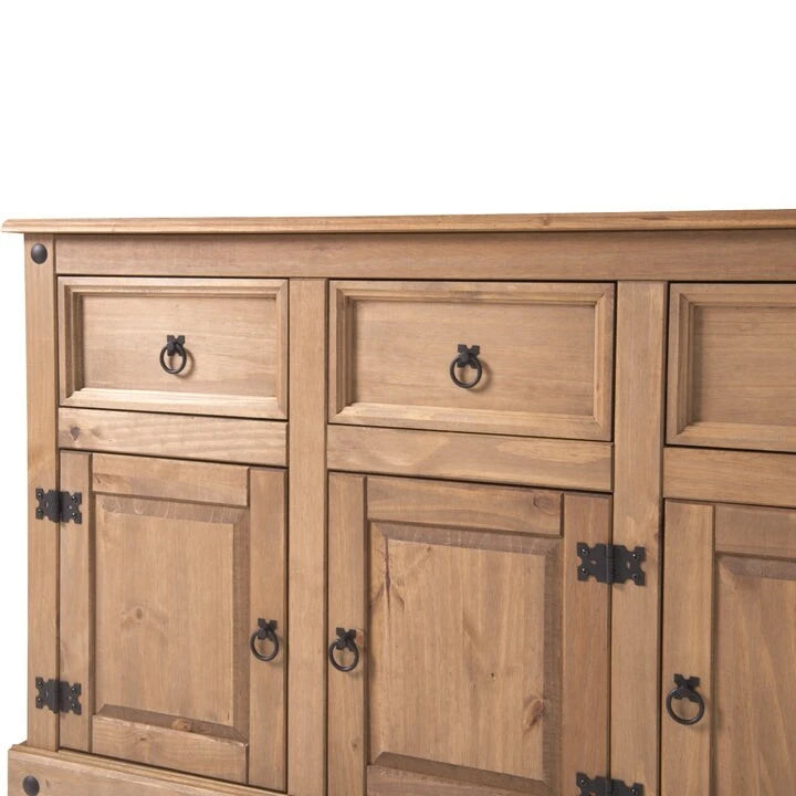 Holz-Sideboard mit Metallbeschlägen