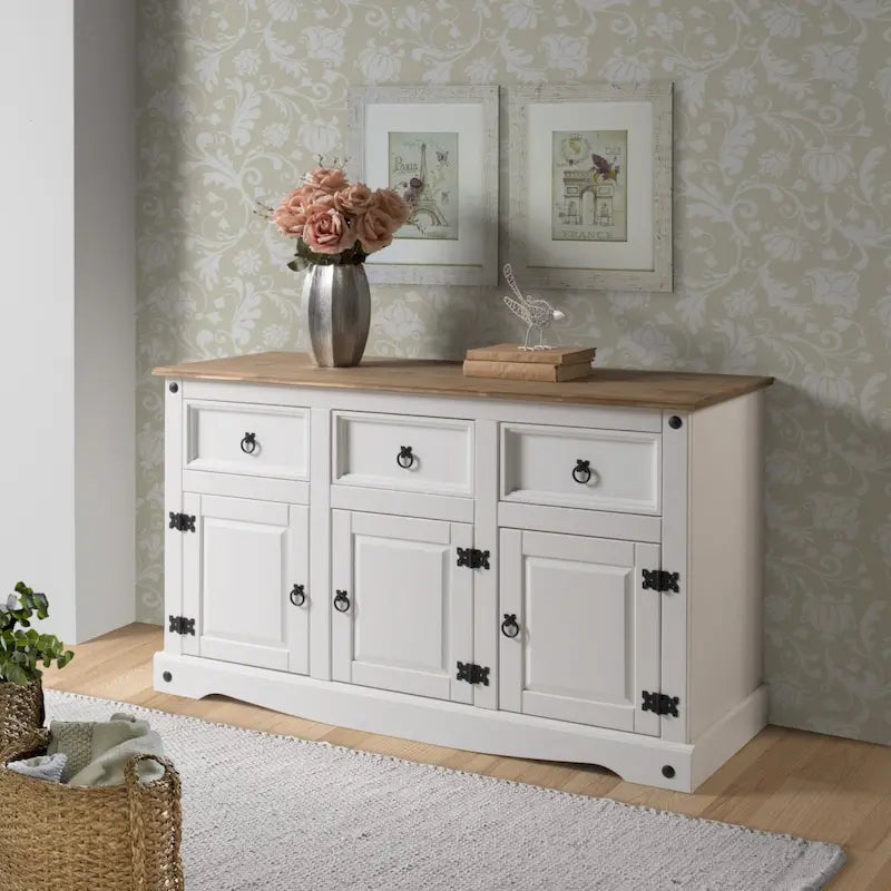 Holz-Sideboard mit Metallbeschlägen