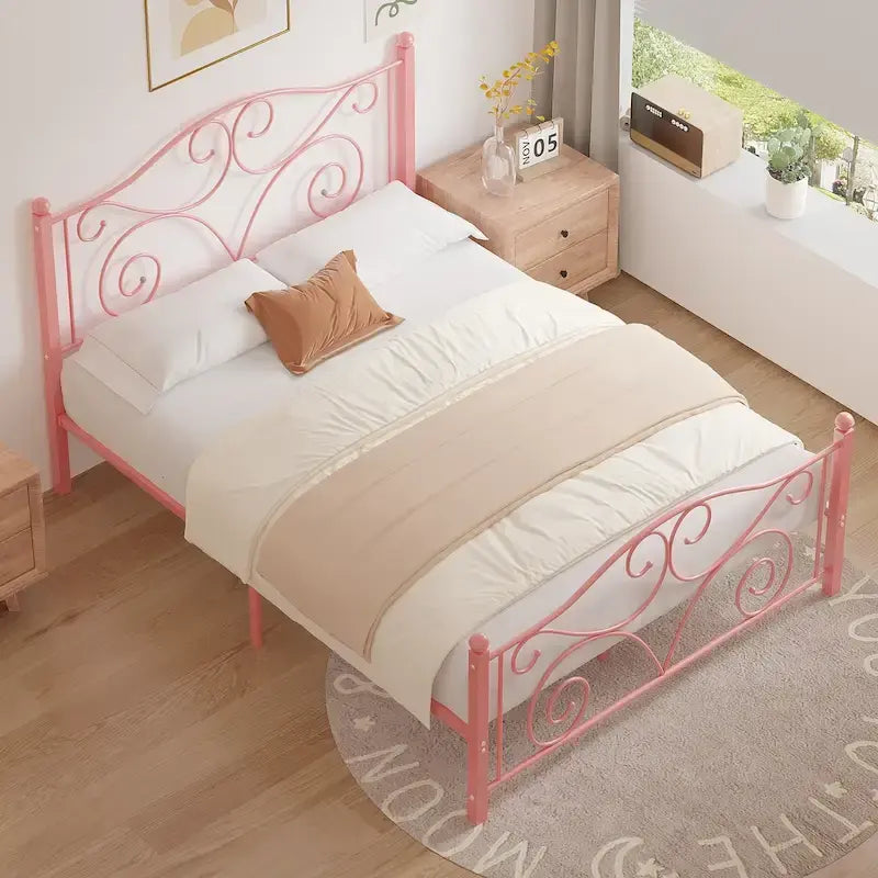 Metalowa rama łóżka z łukowatym wezgłowiem i zanóżkiem