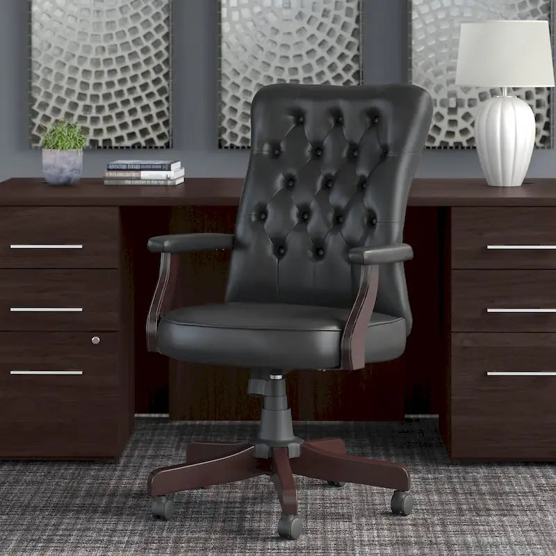 Fauteuil de bureau capitonné à dossier haut avec accoudoirs